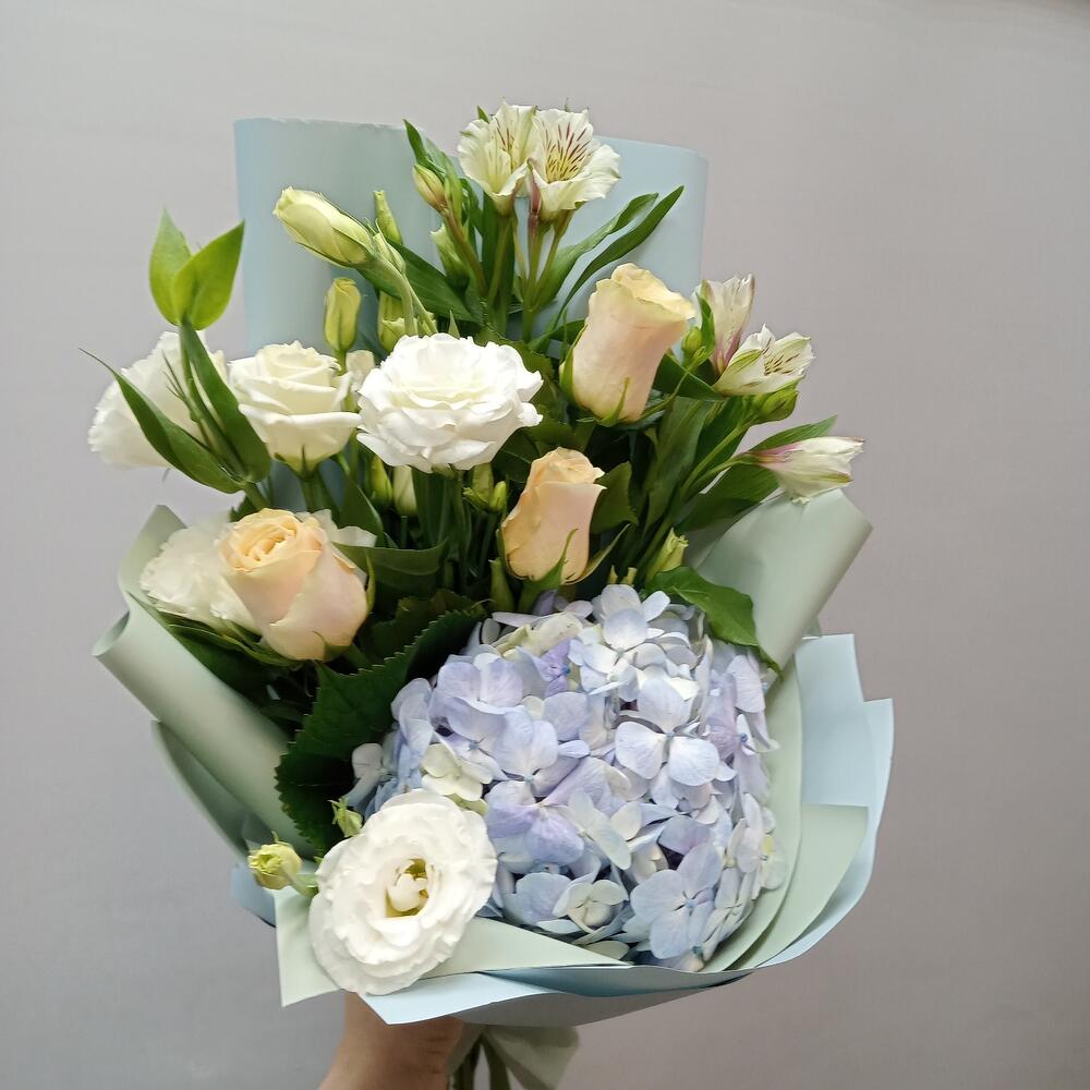 Hortensias y rosas