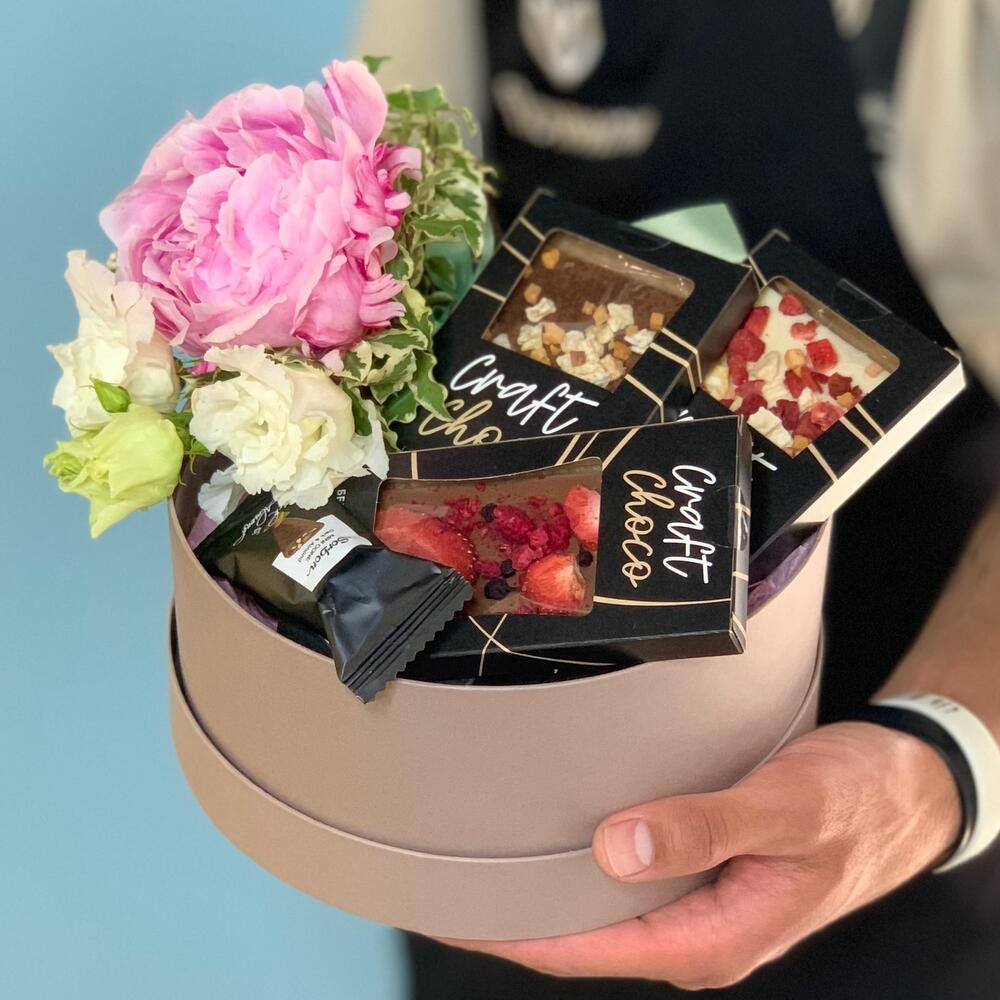 Подарочный набор с бельгийским шоколадом и мини букета с пионом, Цветы ...