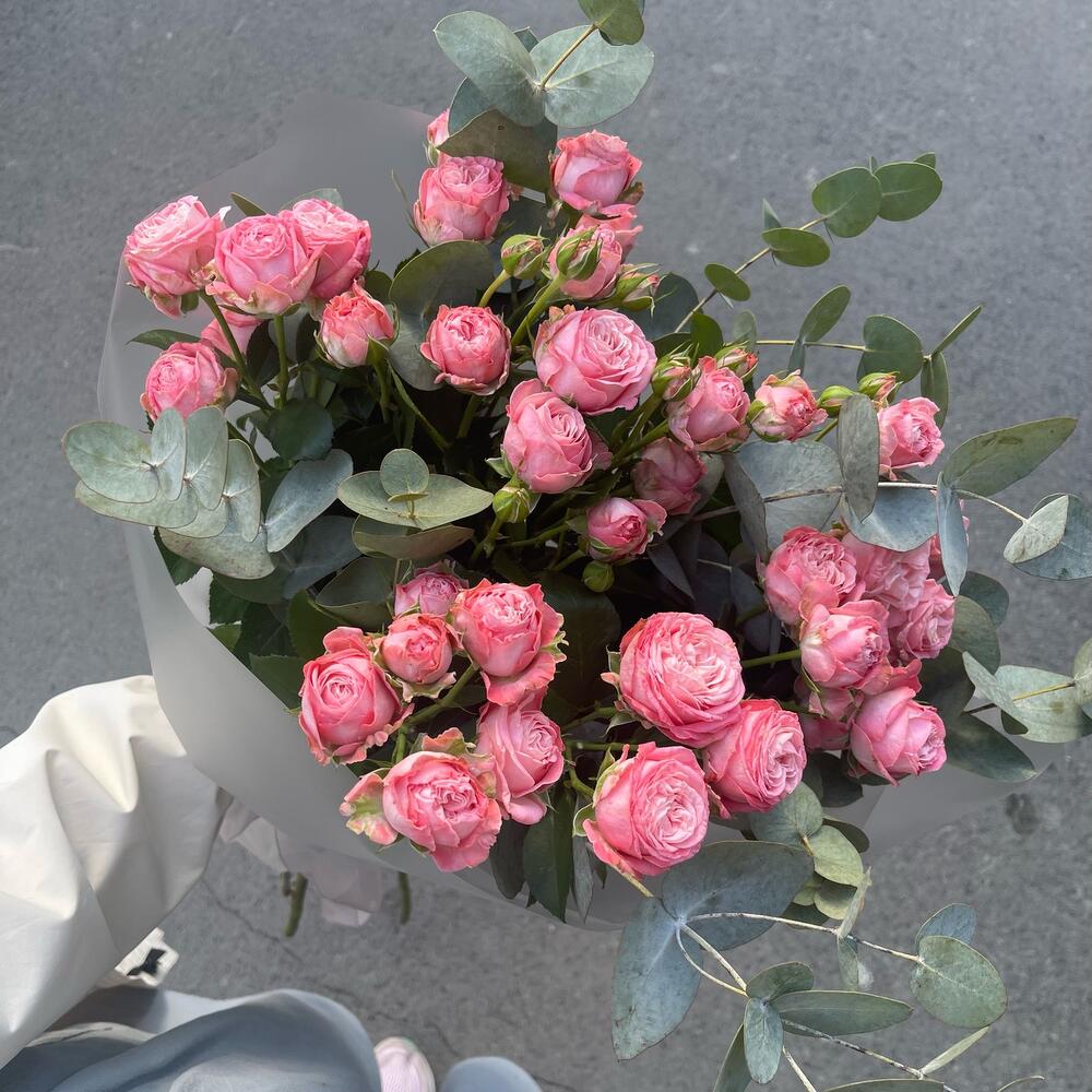 7 кустовых пионовидных роз с эвкалиптом 💝