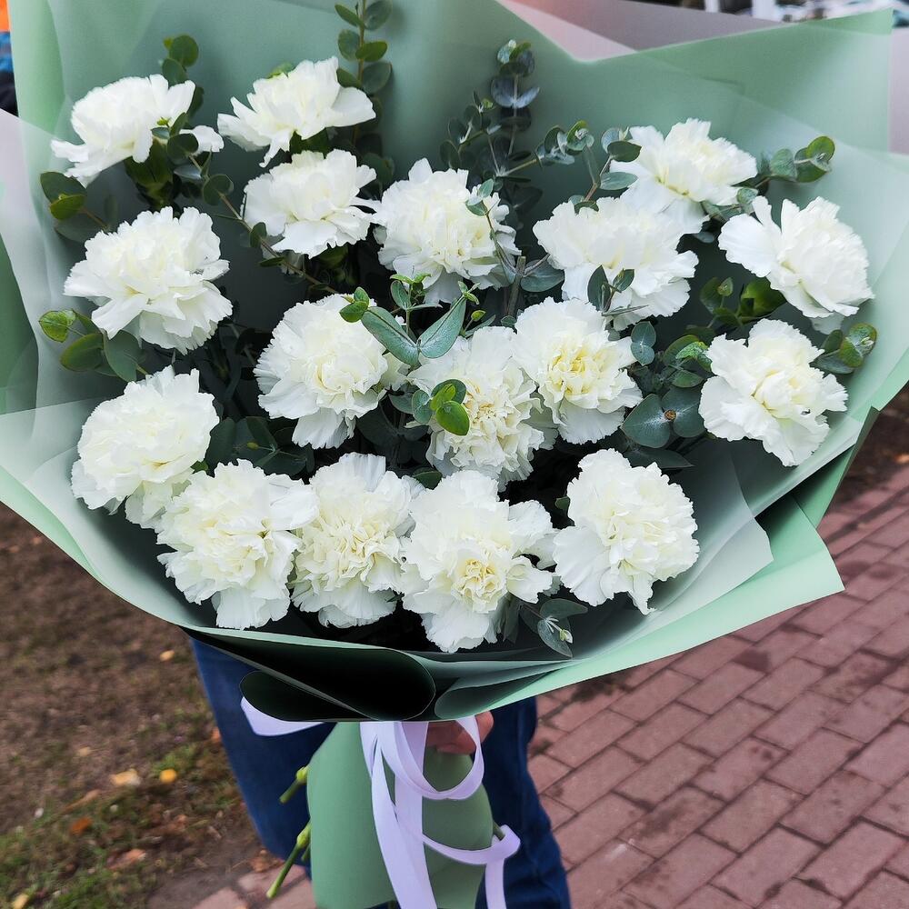 Букет 17 белых гвоздик