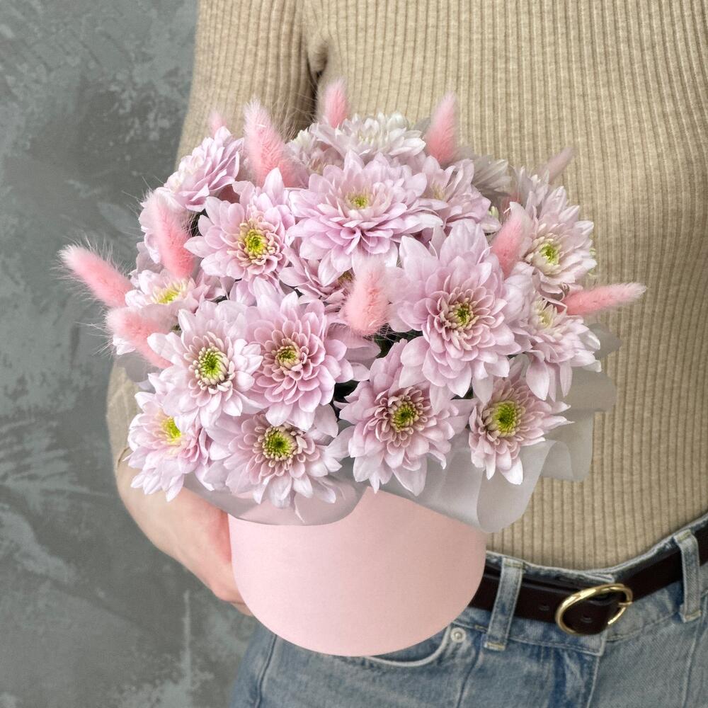 Нежная композиция в шляпной коробке из хризантем 🌸