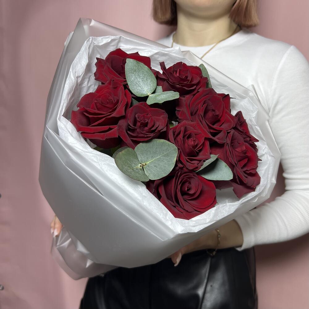 Бордовые розы с эвкалиптом