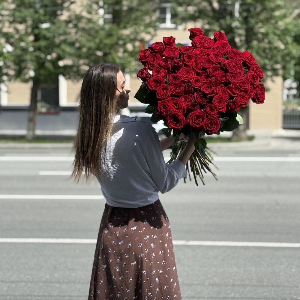 Букет бордовых роз 51шт