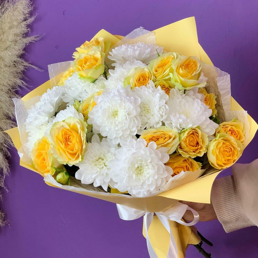 Букет из кустовых роз и хризантем💐