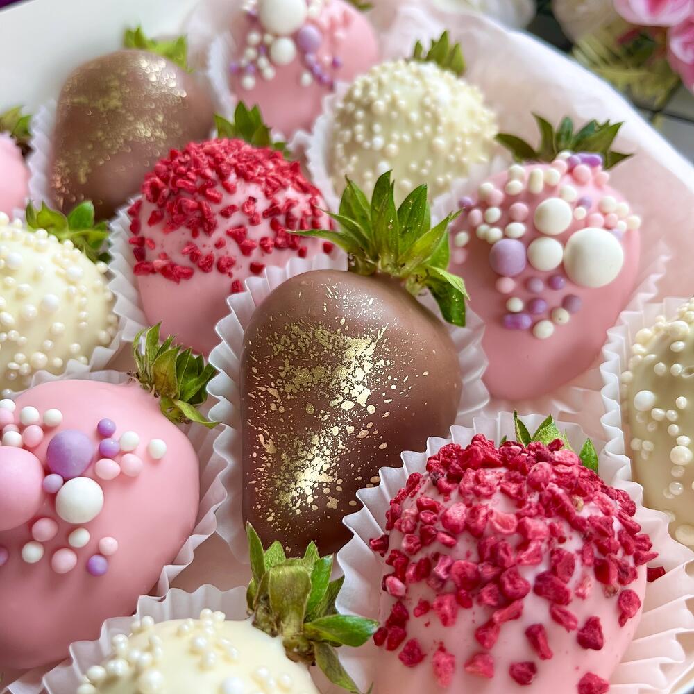 Клубника в шоколаде нежный микс подарок + подарок от Vivienne Sabo — румяна MACARON 16-20 ягод