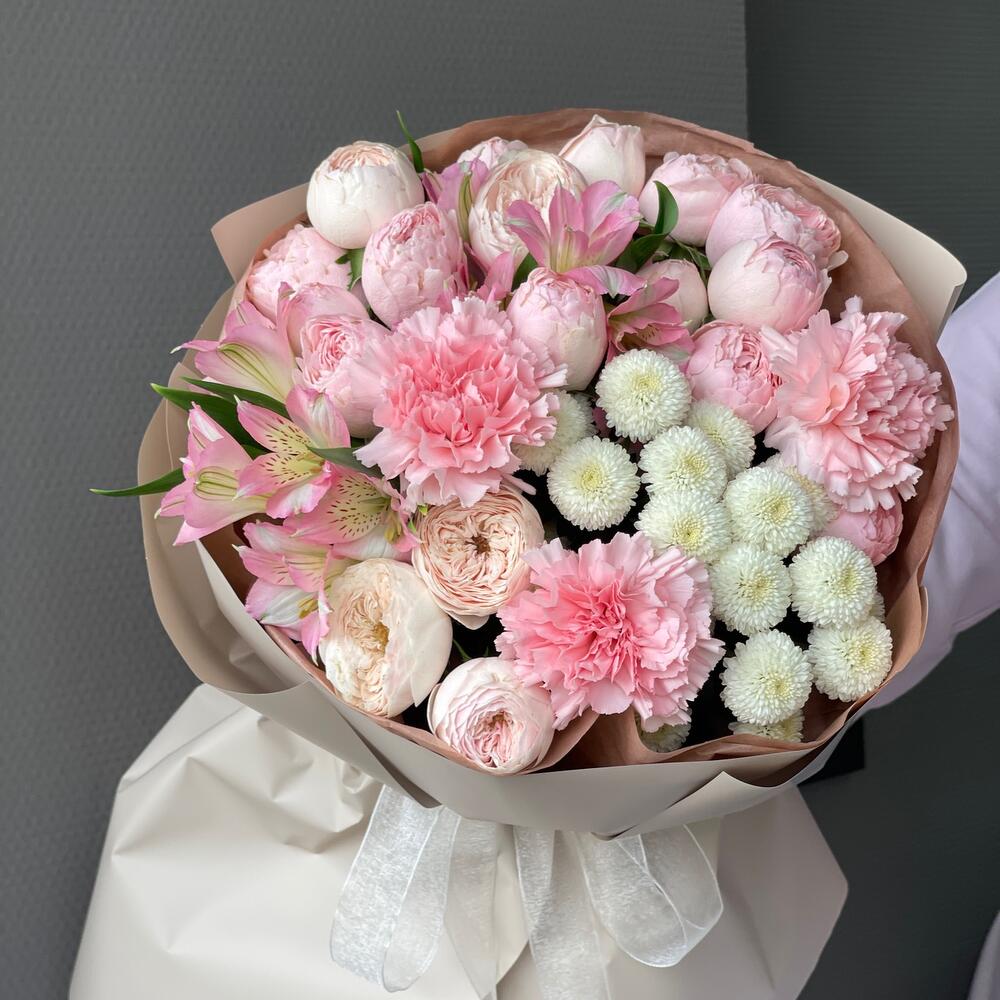 Bouquet with eustoma and bush roses