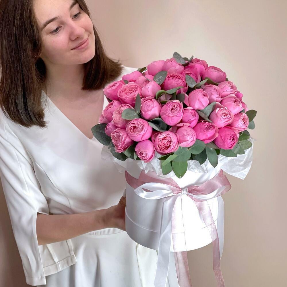 Розовые розы в шляпной коробке