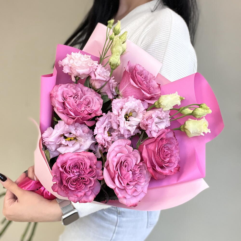 Barbie. Букет из пионовидных розовых роз и эустом