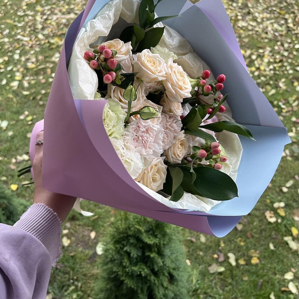 Букет из кустовых роз, карамельных гвоздик, лизиантуса и геперикума 🍃