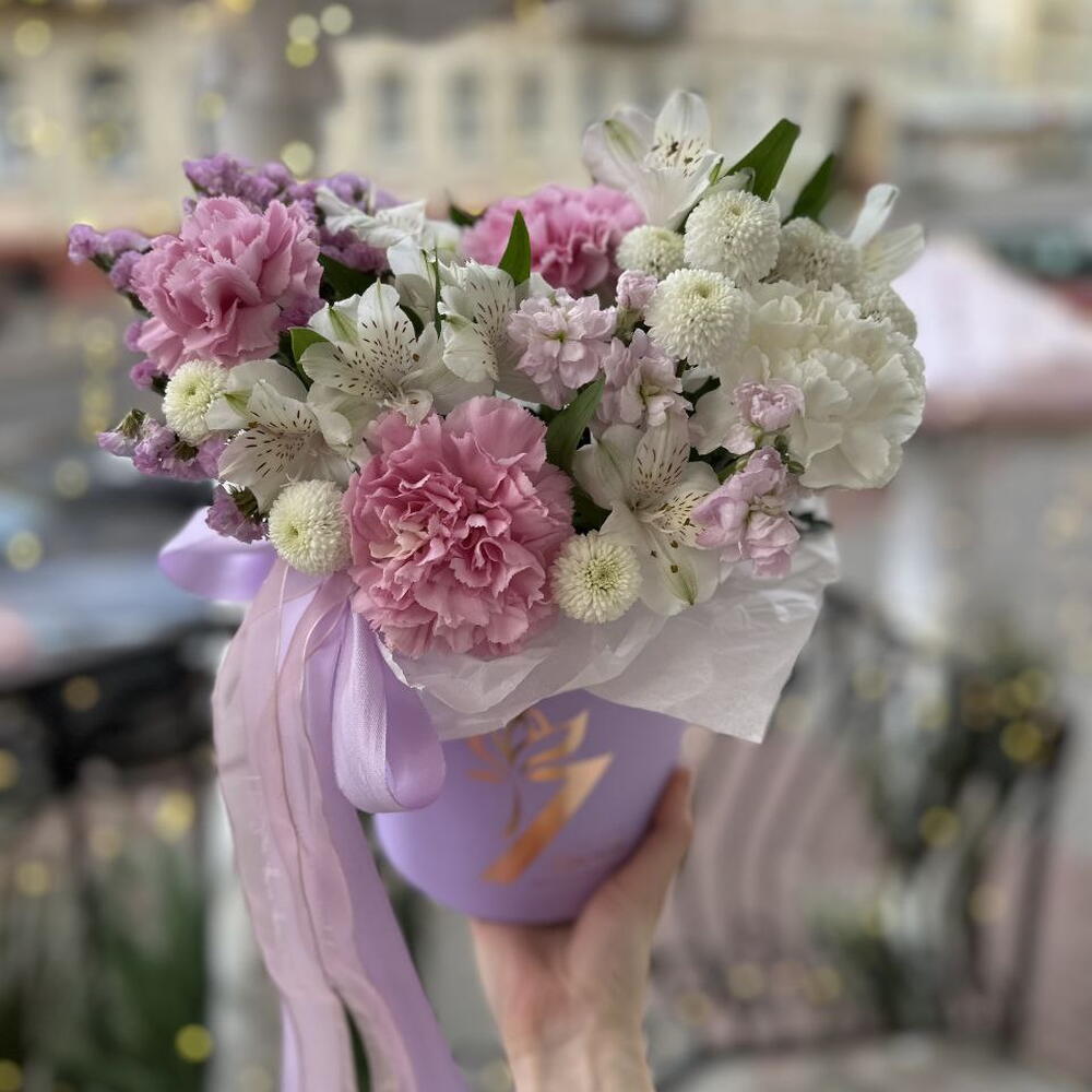 Цветы в коробке ( диантусы, альстромерия, маттиола, ньютон хризантема)