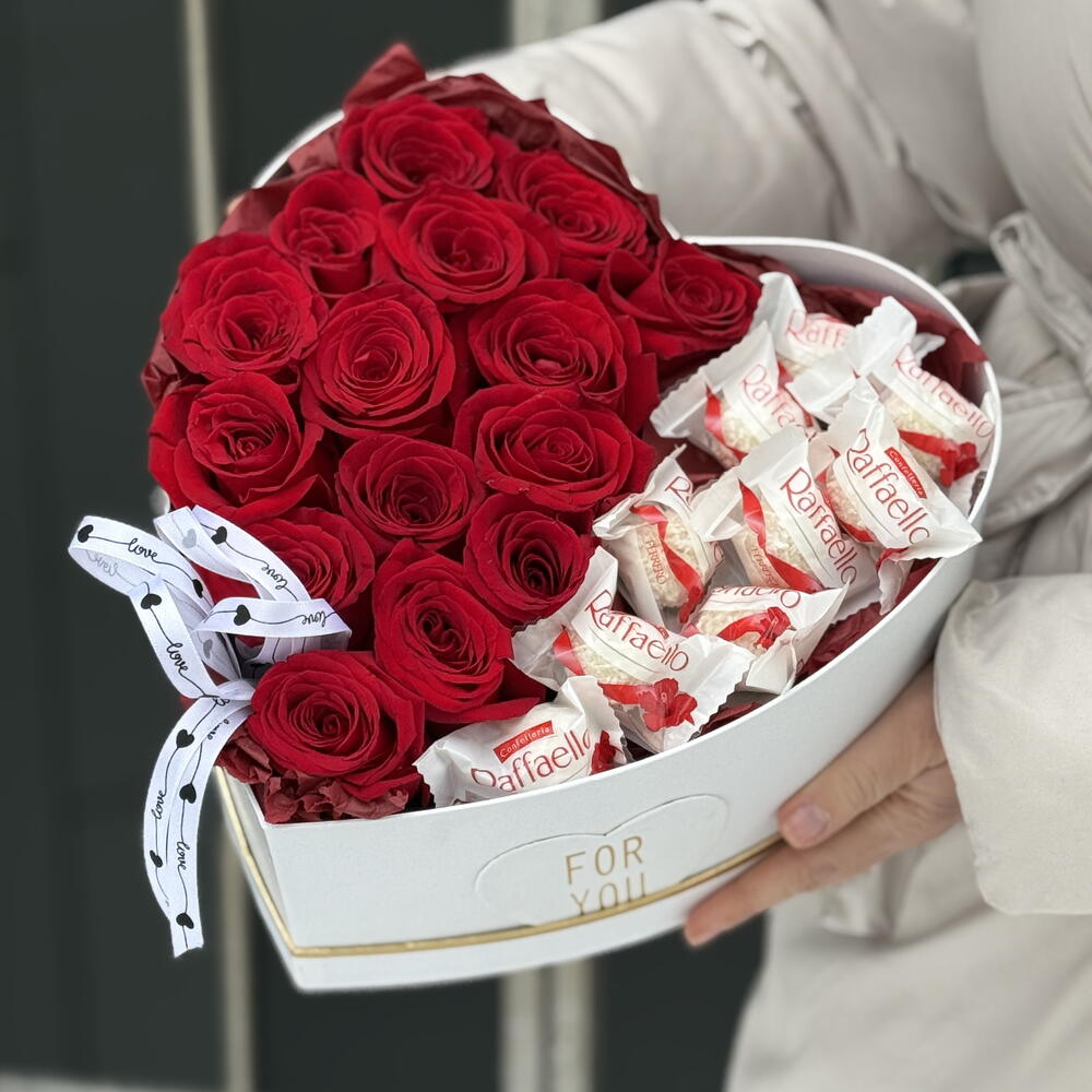 Коробка Сердце Сладкое признание из 15 красных роз и Рафаэлло