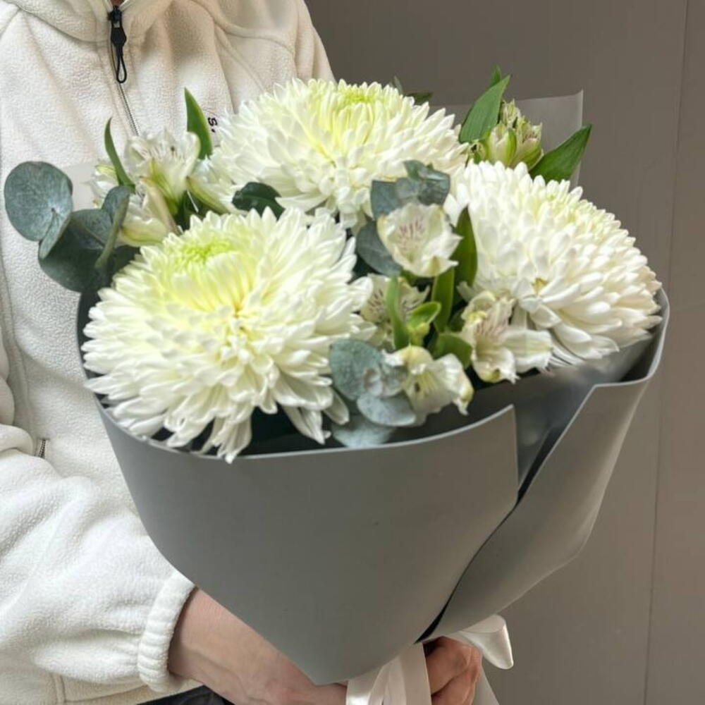 Букет из одноголовых хризантем с альстромерией