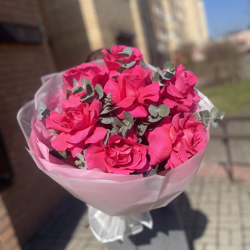7 малиновых французских роз
