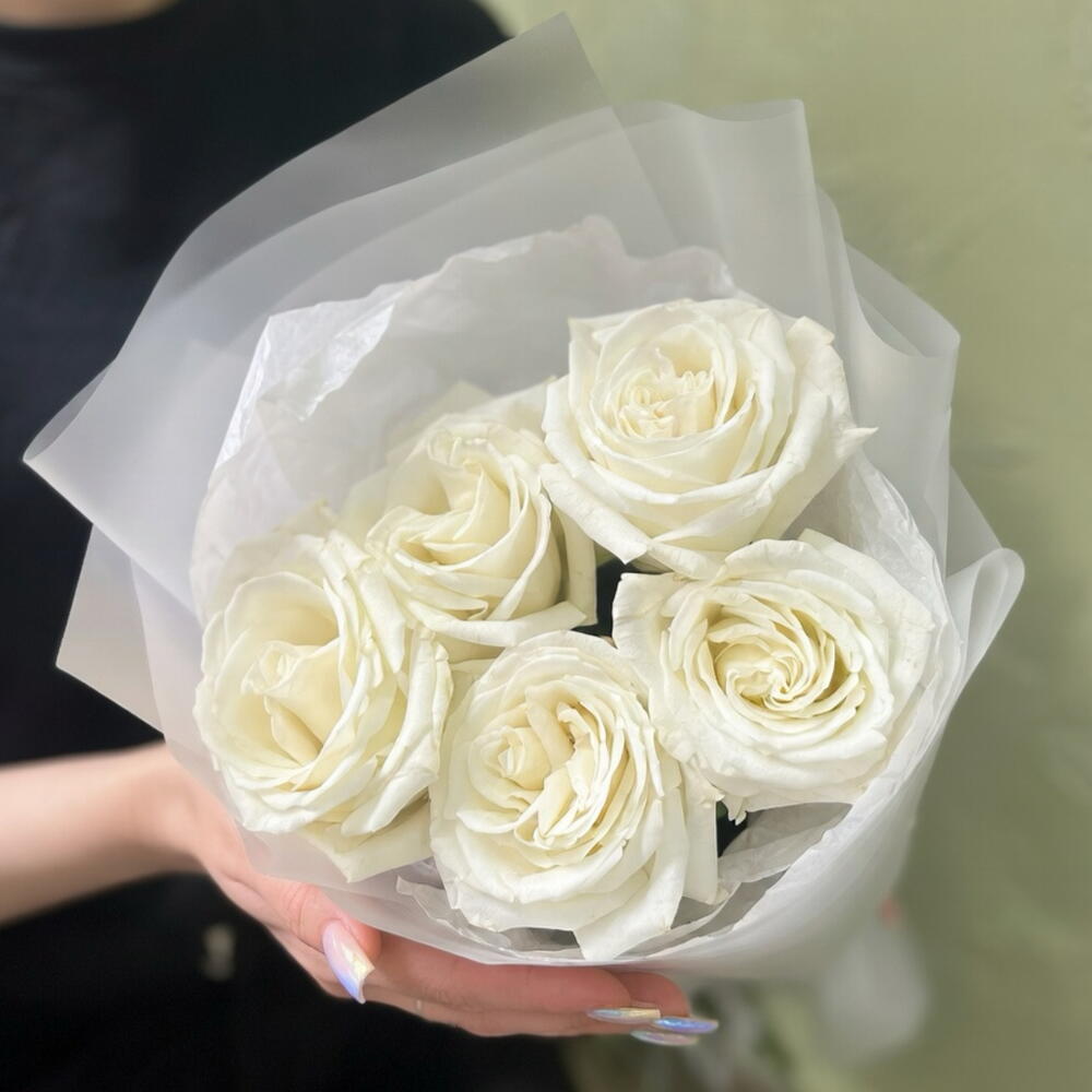 5 белых пионовидных роз