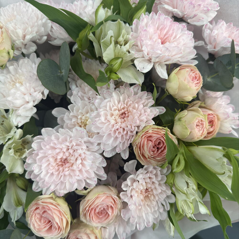 Объемный букет в нежно розовой гамме 🌸
Роза кустовая,Хризантема кустовая и Альстромерия для самой нежной🎀