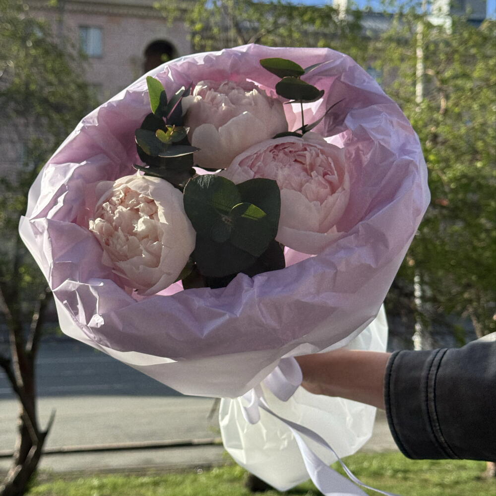 Букет из трех пионов с эвкалиптом