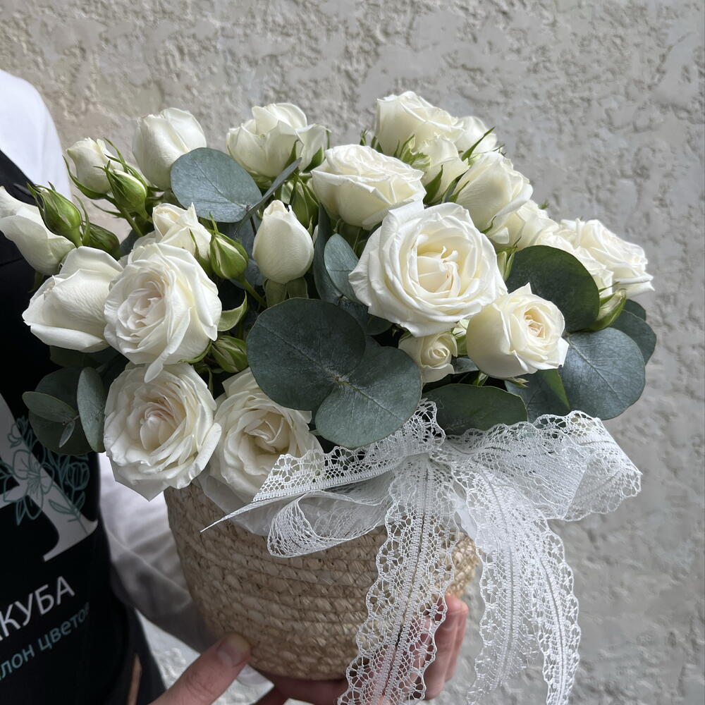 Плетёная корзинка с белыми розами и эвкалиптом