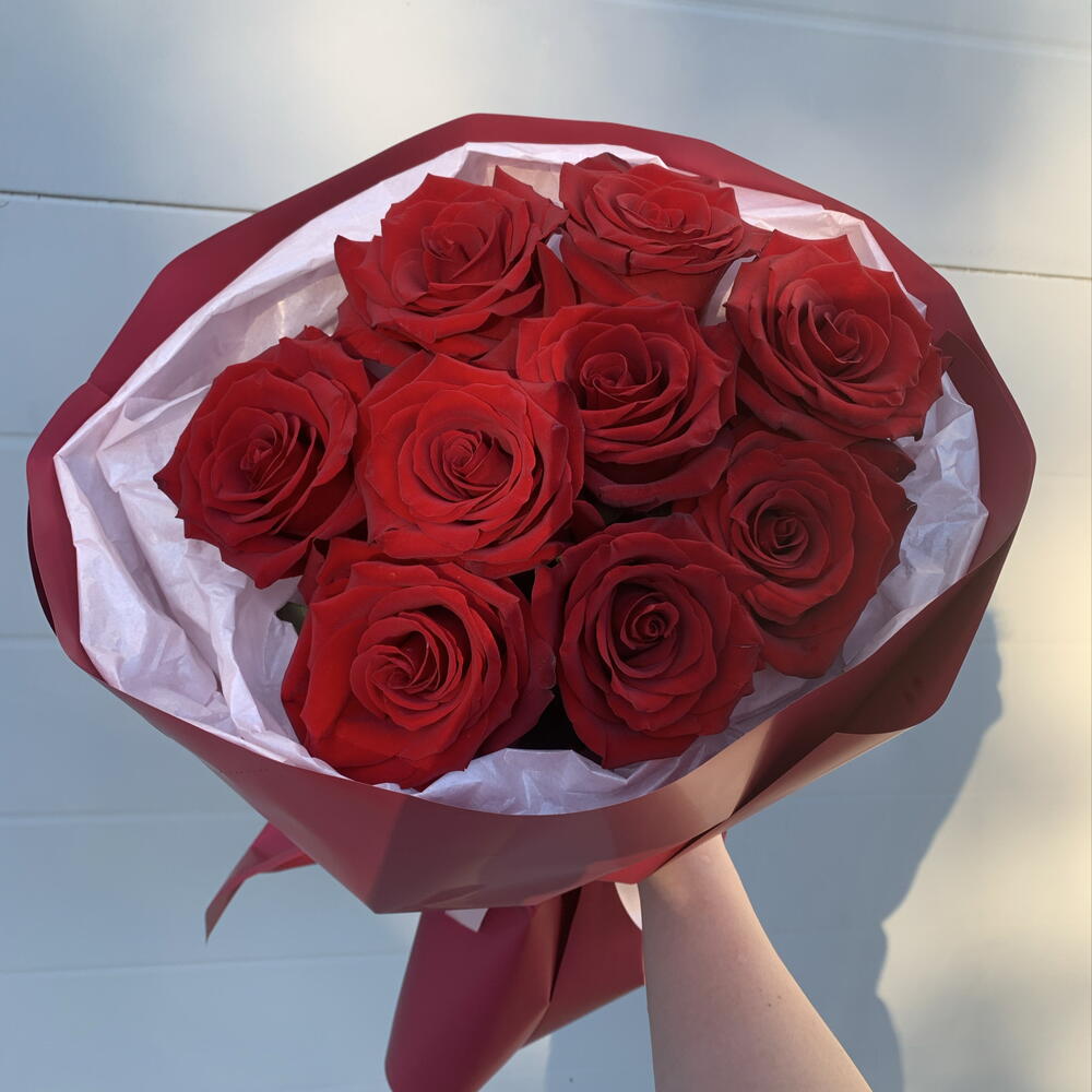 Red rose: Букет из красных роз в дизайнерском оформлении