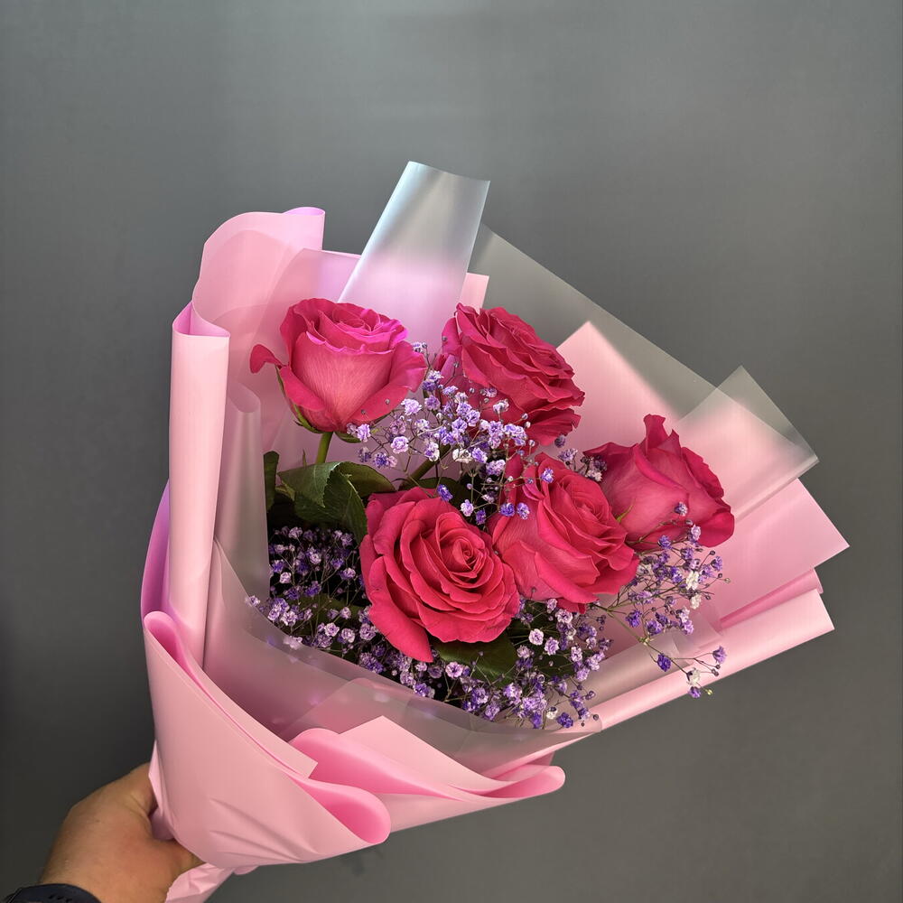 Букет ароматных малиновых роз с эвкалиптом🌸🩷🩷🩷🌸
