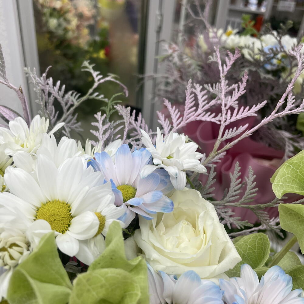 Летняя композиция с розами и хризантемой