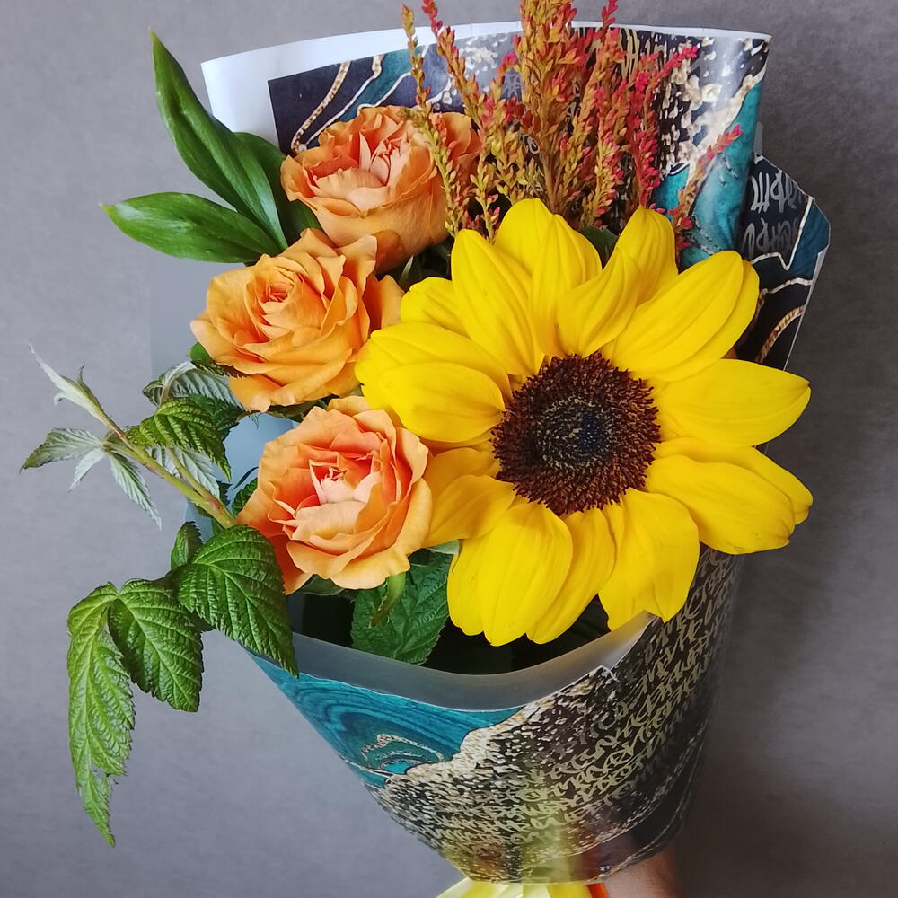 Подсолнух с розами🧡