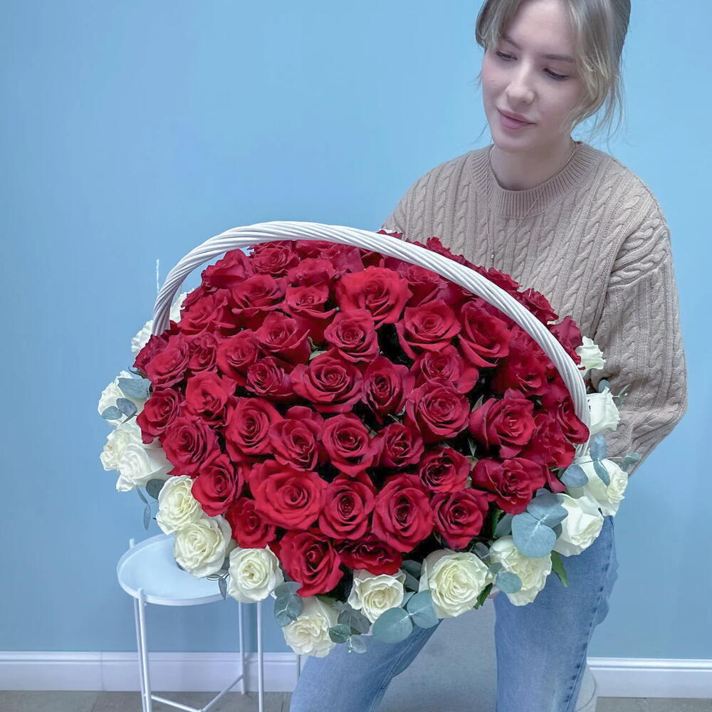 101 эквадорская роза с эвкалиптом в корзине «Королева» ️🤍 21112