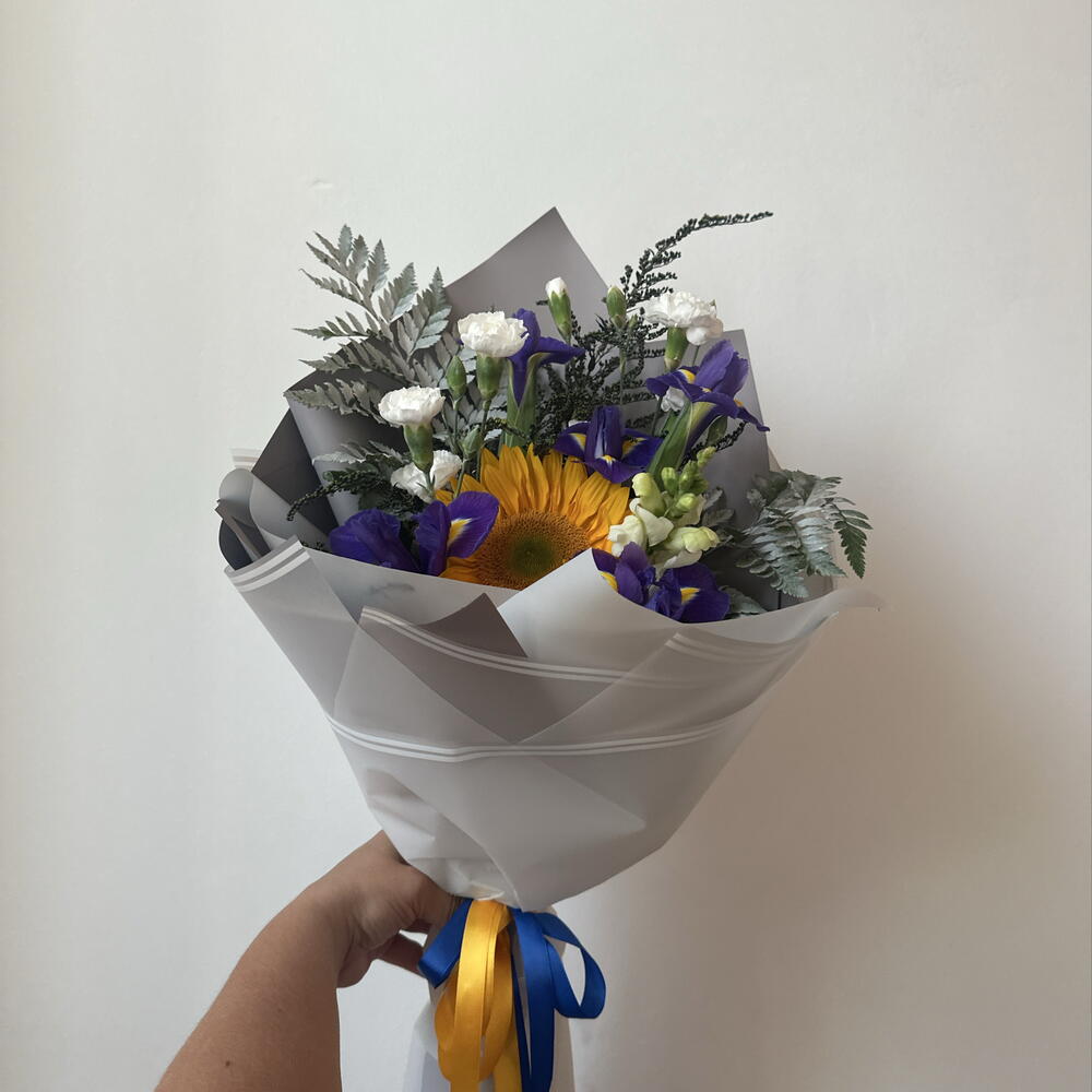 Букет с подсолнухом и ирисами 🌻