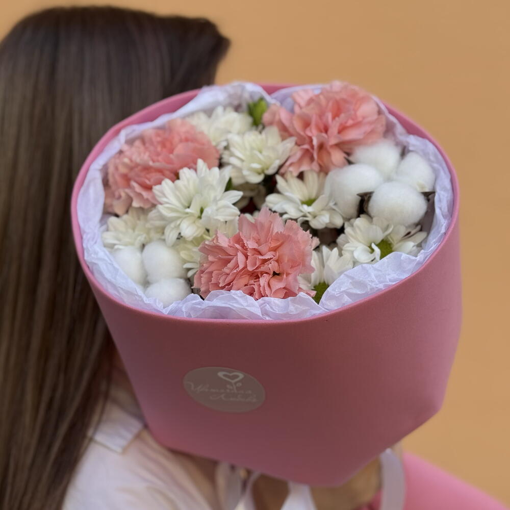 Букт из кустовых хризантем, диантусов, фрезии и декоративного хлопка