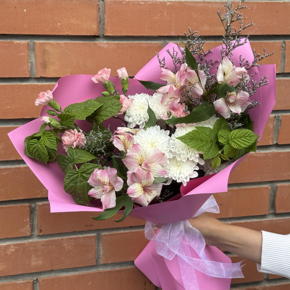 Букет с альстромерией и малиной