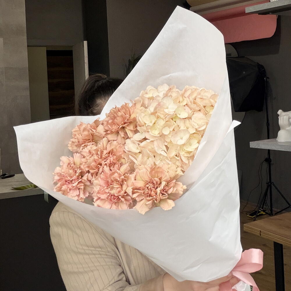 Карамельный букет с гортензией и диантусами