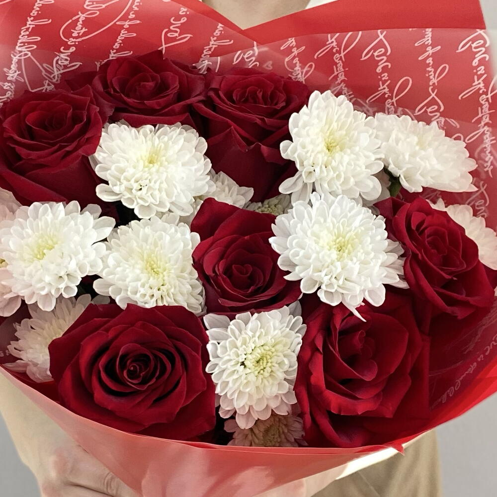 Классика♥️ всегда актуальна! Букет красных роз и белых хризантем кустовых
