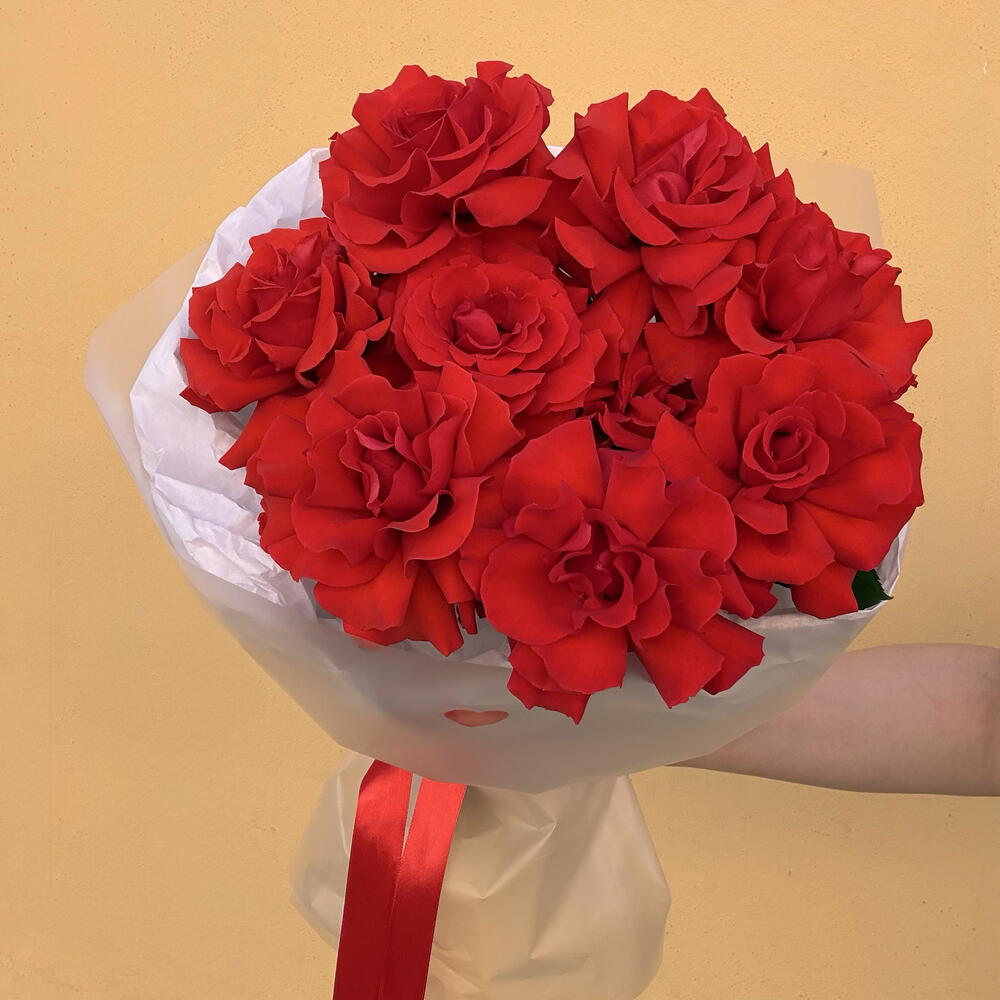 букет алых роз