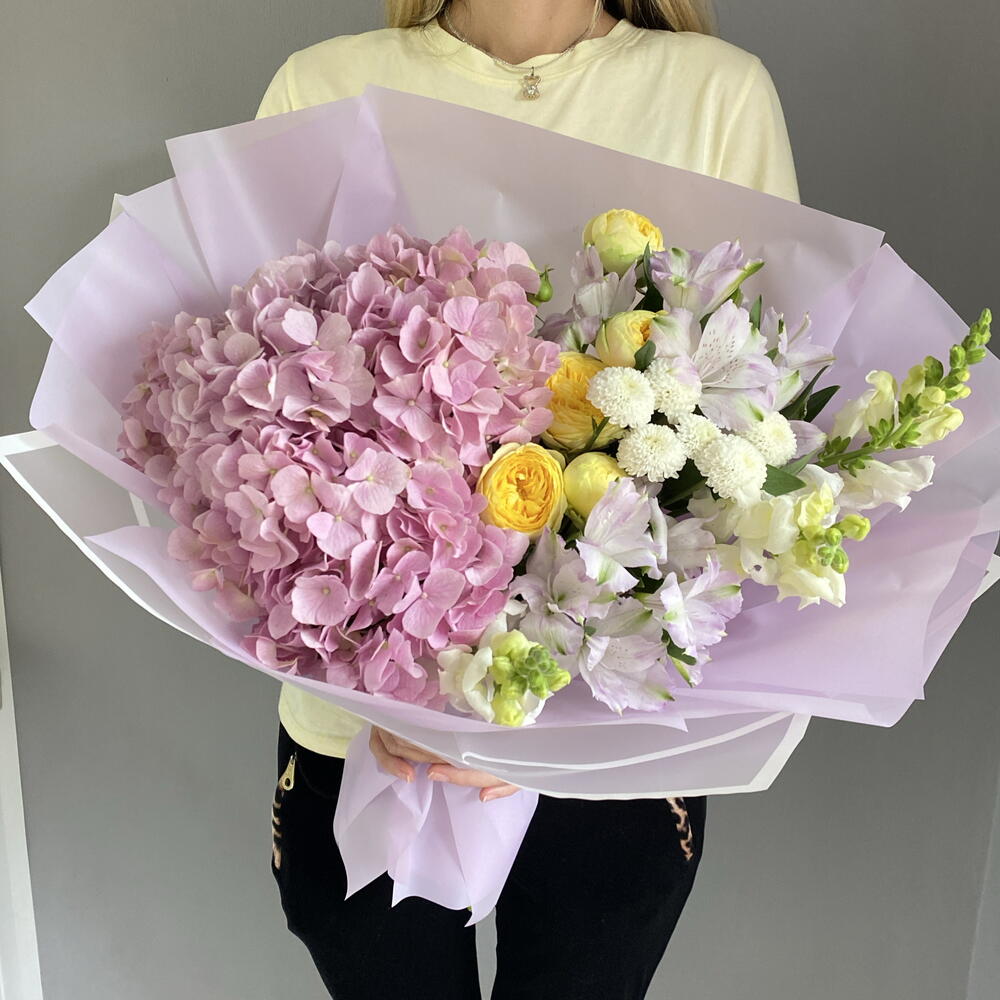 Букет с крупной гортензией,антирринумом,пионовидными розами 🌸