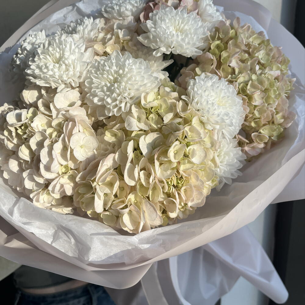 Букет с гортензией и кустовой хризантемой