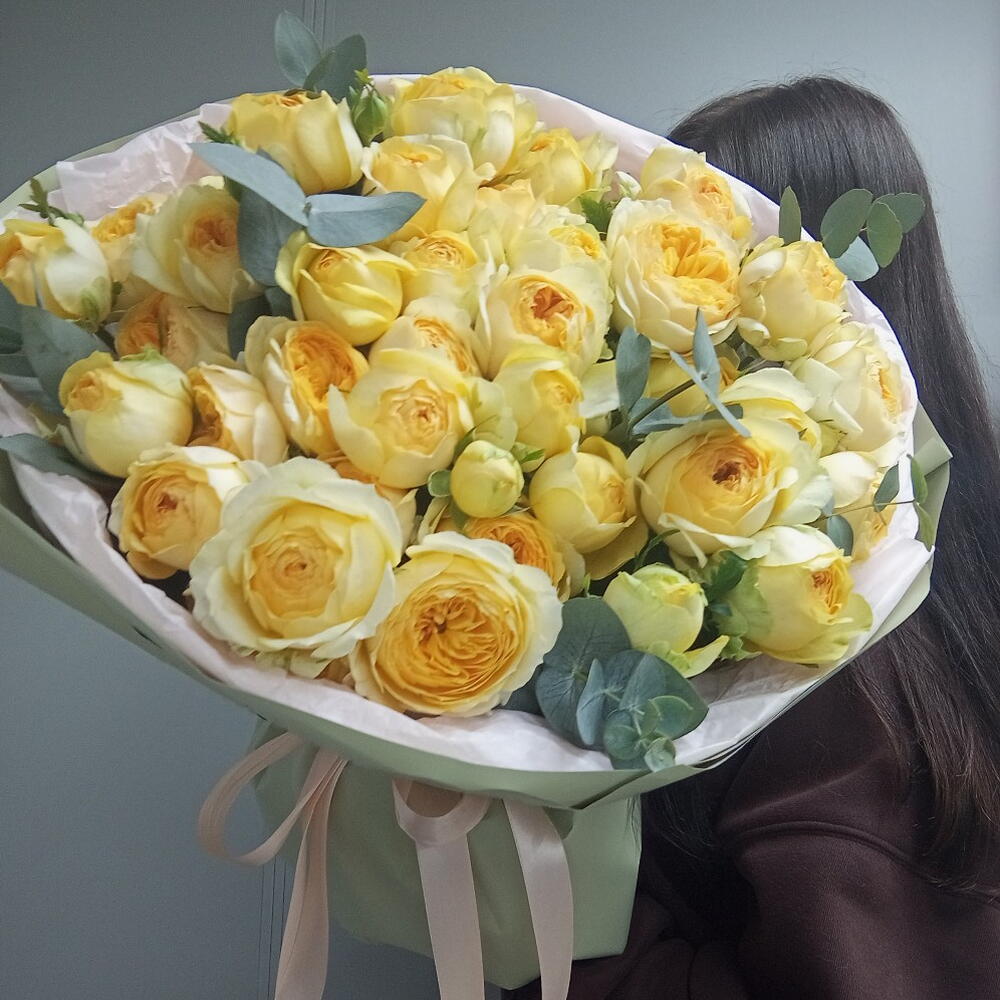 Букет с пионовидными кустовыми розами 💫