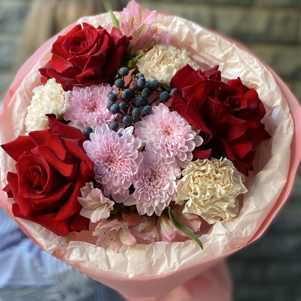 Букет ягодка  🍓 Роза диантусы альстермерия хризантема