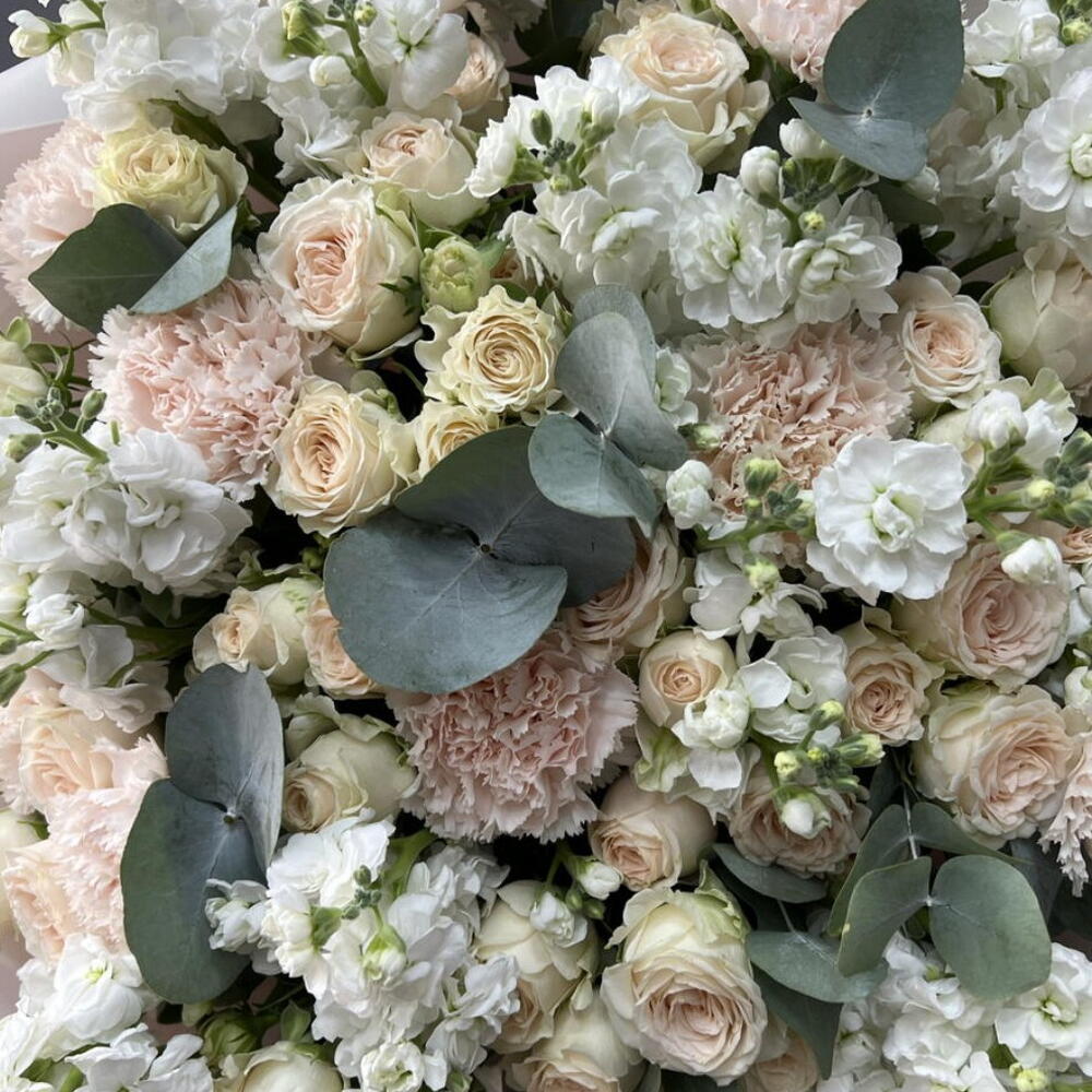 Большой букет с кустовыми розами, маттиолой и диантусами 🌸