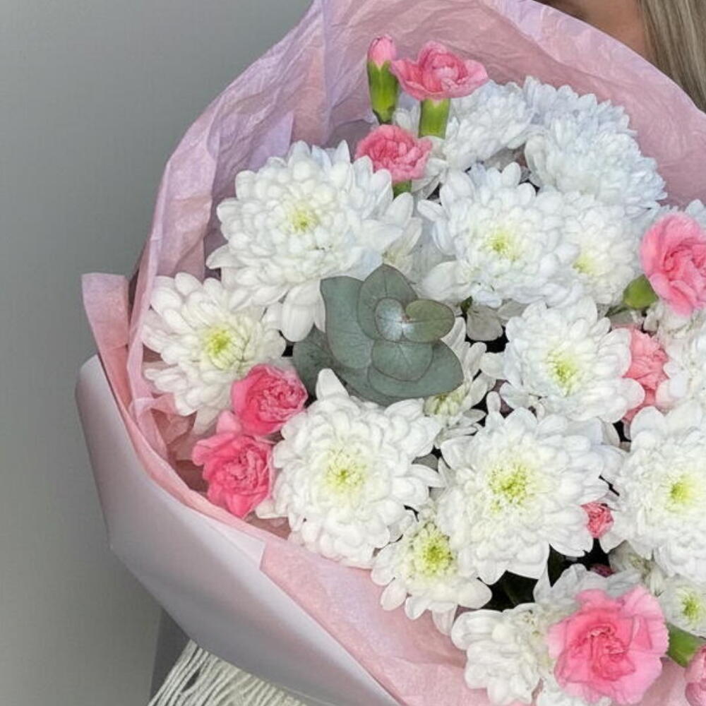 Стойкий букет из кустовых хризантем и кустовых диантусов с эвкалиптом