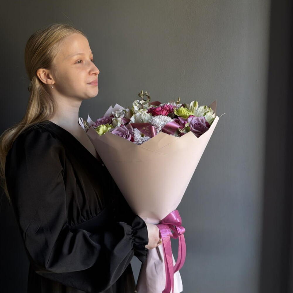 Яркий и сочный букет из ажурных роз, пушистых сортовых хризантем, сочных гвоздик и изящных альстромерий