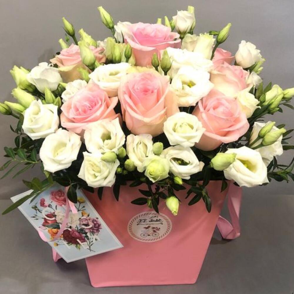 Box with roses and lisianthus