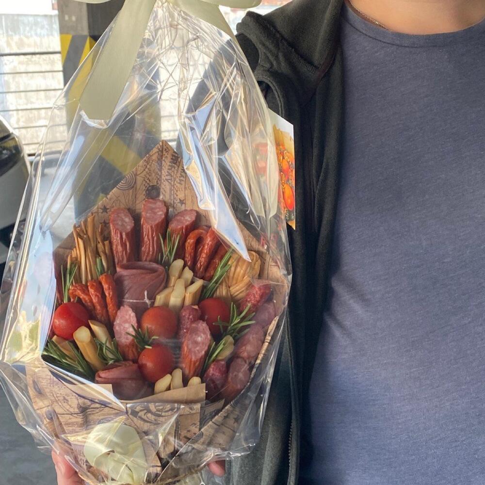 Мужской букет из колбасы и сыра с помидорами «Колбасный с сыром