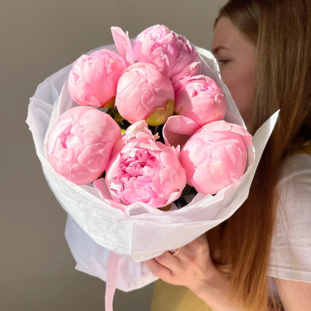 7 розовых пионов