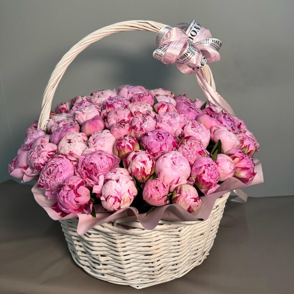 Корзина с пионами 101 шт