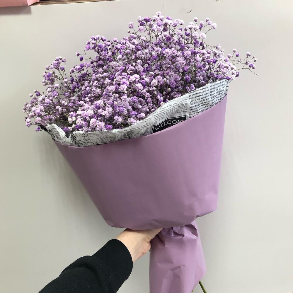 Букет из гипсофилы в сиреневых оттенках