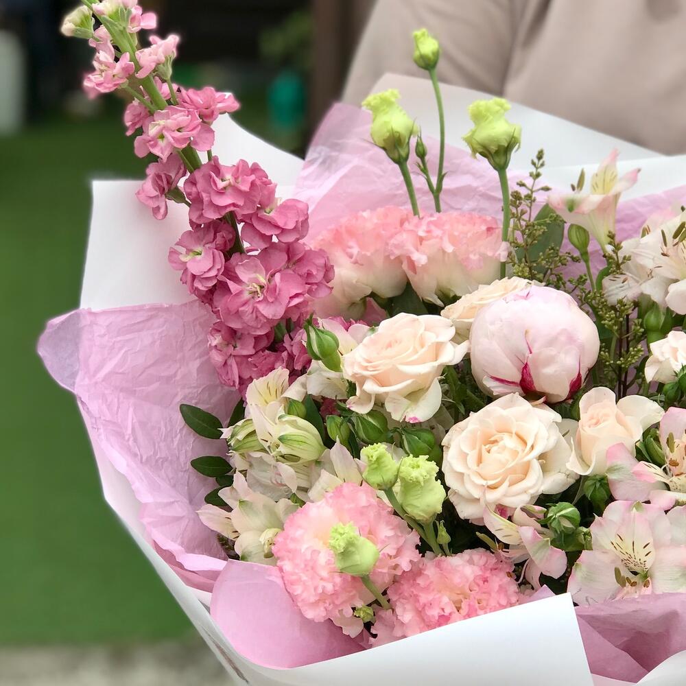 Букет из пиона, маттиолы, эустомы, кустовых роз «Розовый фламинго»