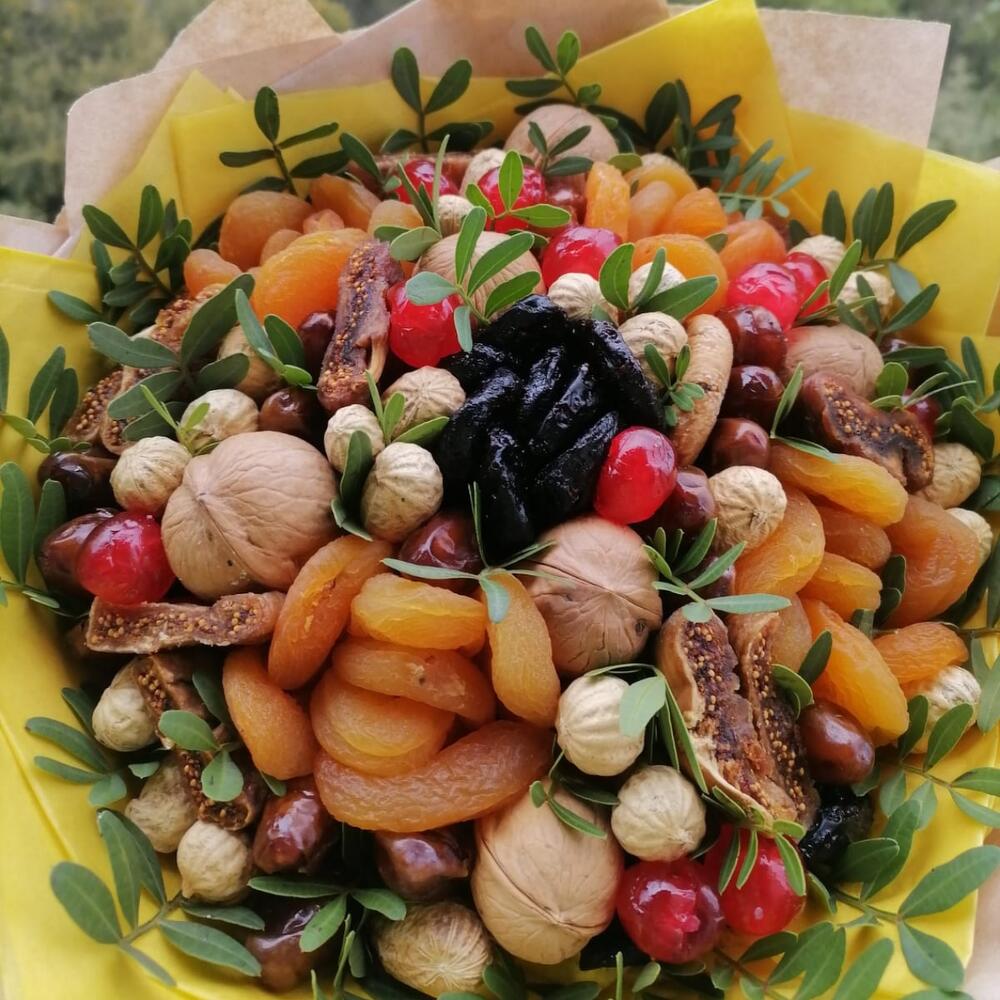 Букет с сухофруктами и орехами