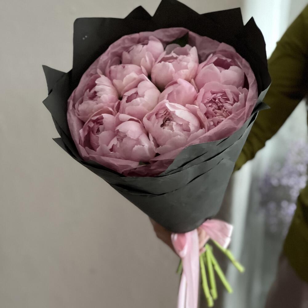 Пионы в черной упаковке