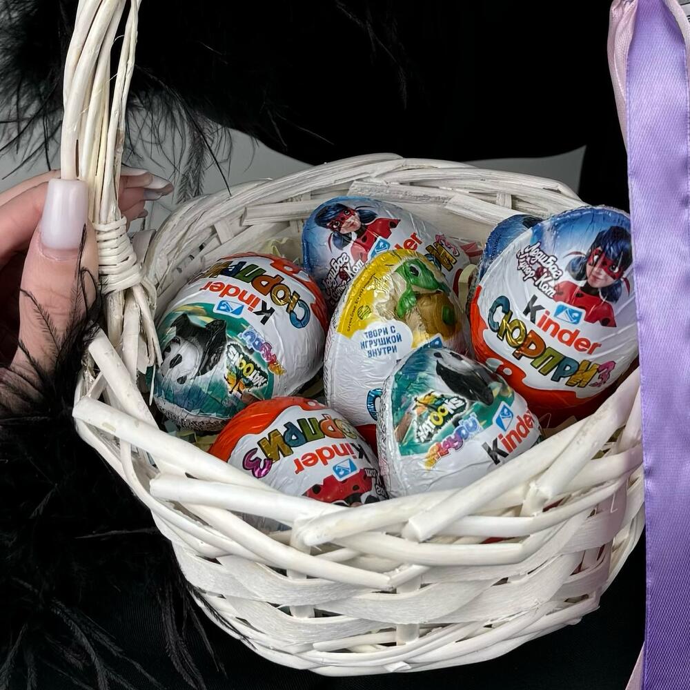 Корзина с шоколадными яйцами Kinder