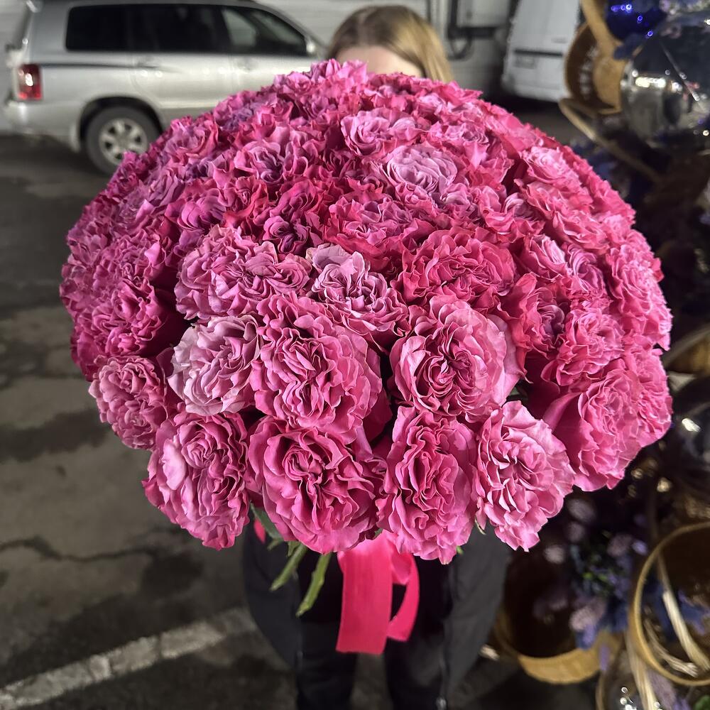 51 пионовидная Роза в живом оформление