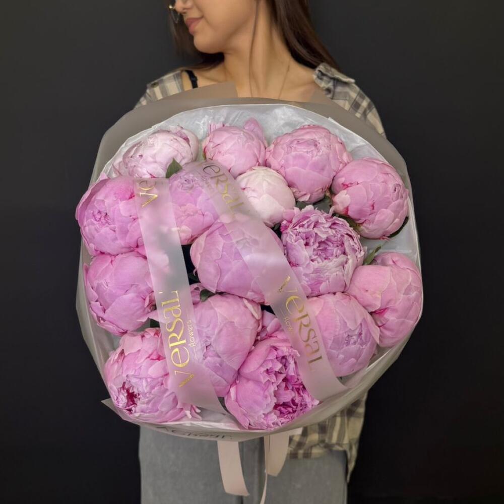 Bouquet of 15 peonies – lush and striking